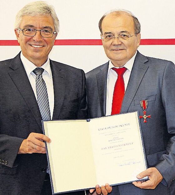 Innenminister Roger Lewentz (l.) überreicht Alt-Landrat Werner Schröter die Auszeichnung.