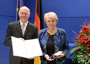 Doris Barnett Empfängt das Bundesverdienstkreuz aus den Händen von Bundestagspräsident Norbert Lammers.
